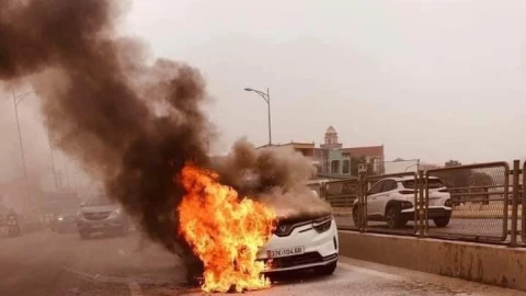 Khi xe điện bị bốc cháy, nên làm ngay những điều này!