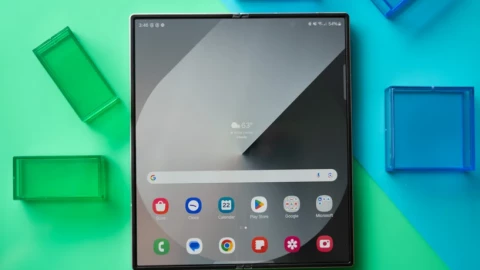 Miếng bánh rất nhỏ đang chờ đón những điện thoại gập mới của Samsung