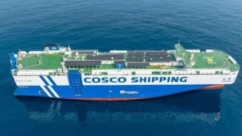 Trung Quốc ra mắt tàu chở 7.000 ô tô chạy bằng năng lượng mặt trời lớn nhất thế giới