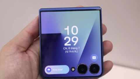 Trên tay Samsung Galaxy Z Flip 7: Khi Samsung quyết tâm “chơi lớn”