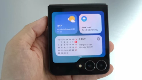 Trên tay Samsung Galaxy Z Flip 7 FE: Nỗ lực đưa điện thoại gập đến gần hơn với “mọi nhà”