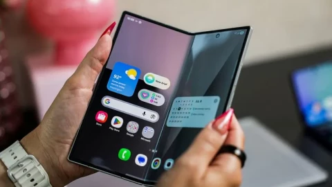 Điện thoại gập Samsung mỏng hơn, thông minh hơn và tham vọng vượt mặt Apple