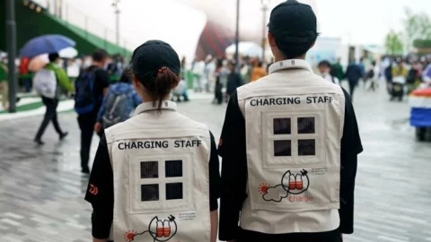 Độc lạ áo khoác gắn pin mặt trời siêu mỏng, tự cung cấp điện làm mát cho người mặc