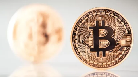 Vượt 123.000 USD, Bitcoin trở lại cuộc đua tài sản phòng thủ