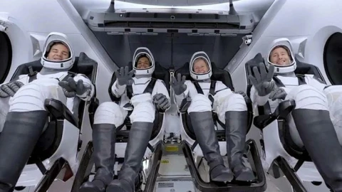 Tàu SpaceX chở 4 phi hành gia tư nhân của sứ mệnh AX-4 trở về trái đất an toàn