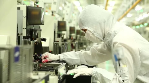 Lợi nhuận dự báo "bốc hơi" hơn 50%, chuyện gì đang xảy ra bên trong tập đoàn lớn nhất Hàn Quốc?