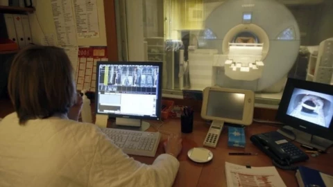 Điều tuyệt đối tránh khi gần máy MRI nếu không muốn mất mạng