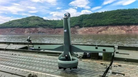 Trung Quốc ra mắt Drone cất cánh thẳng đứng giống tên lửa, tích hợp ai điều khiển bầy đàn