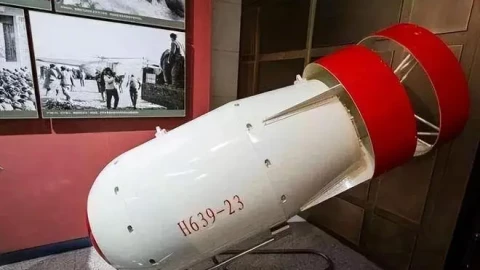 Vũ khí hạt nhân không phá hủy: Bom neutron nguy hiểm đến mức nào?