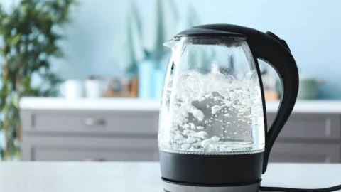 Đun nước nhiều lần có an toàn không, hay phải đổ nước cũ đi mỗi lần?