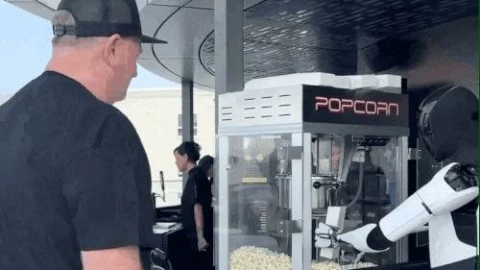 Robot hình người của Tesla gây bất ngờ khi đi làm phục vụ bỏng ngô tại nhà hàng, nhuần nhuyễn không kém gì con người