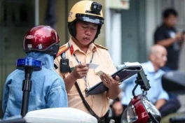 Cùng lỗi không có bằng lái xe, tại sao người đi xe SH bị phạt nặng hơn xe Wave?