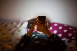 Nghiên cứu quy mô lớn đúc kết: không nên cho trẻ dưới 13 tuổi dùng smartphone