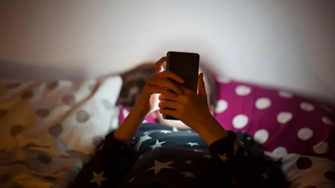 Nghiên cứu quy mô lớn đúc kết: không nên cho trẻ dưới 13 tuổi dùng smartphone