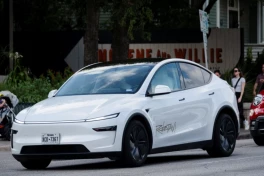 Elon Musk vẽ tương lai Tesla: tràn ngập taxi tự hành và robot, không dựa vào bán xe điện nữa
