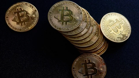 Những cá voi Bitcoin đời đầu bắt đầu thức giấc, có người lãi tới 17.000.000%