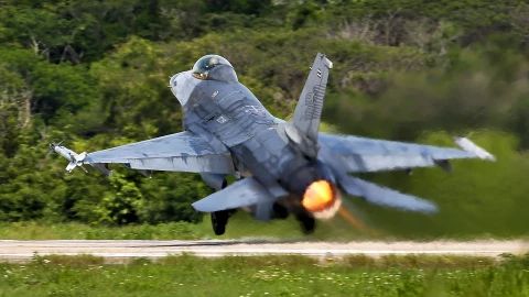 Máy bay F-16 của Thái Lan tấn công khi tranh chấp biên giới với Campuchia bùng nổ