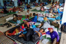 Hơn 100.000 người phải di dời khi xung đột biên giới Thái Lan-Campuchia bước sang ngày thứ hai