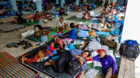 Hơn 100.000 người phải di dời khi xung đột biên giới Thái Lan-Campuchia bước sang ngày thứ hai