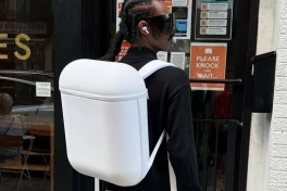 Bạn có sẵn sàng đeo một chiếc "hộp sạc AirPods" siêu to khổng lồ trên lưng?