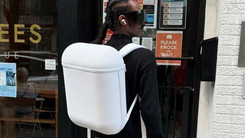 Bạn có sẵn sàng đeo một chiếc "hộp sạc AirPods" siêu to khổng lồ trên lưng?