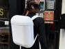 Bạn có sẵn sàng đeo một chiếc "hộp sạc AirPods" siêu to khổng lồ trên lưng?