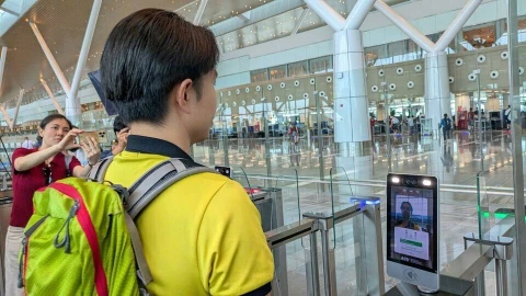 Đã có hơn 24.000 lượt dùng VNeID làm thủ tục bay "không chạm" tại sân bay sau 3 tháng thí điểm