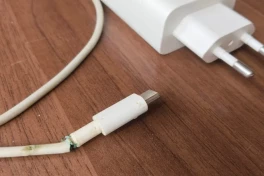 Nghèo đến mấy cũng nên mua mới, đừng tự sửa phụ kiện smartphone và laptop này