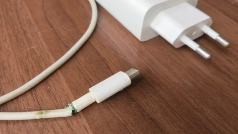 Nghèo đến mấy cũng nên mua mới, đừng tự sửa phụ kiện smartphone và laptop này