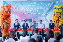 BYD tăng tốc tại thị trường miền Tây: Khai trương showroom 4S lớn nhất, ra mắt Atto 2