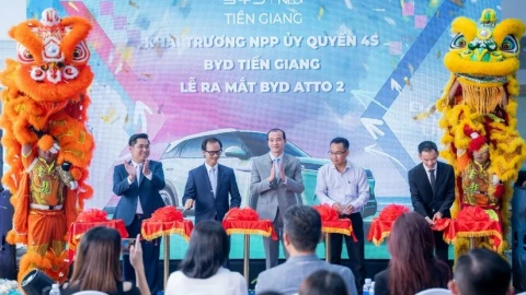 BYD tăng tốc tại thị trường miền Tây: Khai trương showroom 4S lớn nhất, ra mắt Atto 2