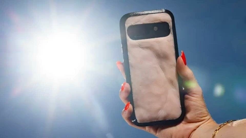 Ốp lưng "da người" có thể "cháy nắng": lời cảnh báo sức khỏe độc đáo