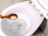 Tại sao nên rắc muối vào bồn cầu?