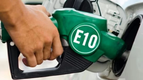 Xăng E10 là gì? Có nên đổ xăng E10 cho ô tô, xe máy không?