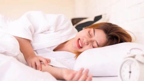 Tại sao sáng ngủ dậy bị nhức đầu? Có thể bạn đã làm điều này khi ngủ (mà không biết)