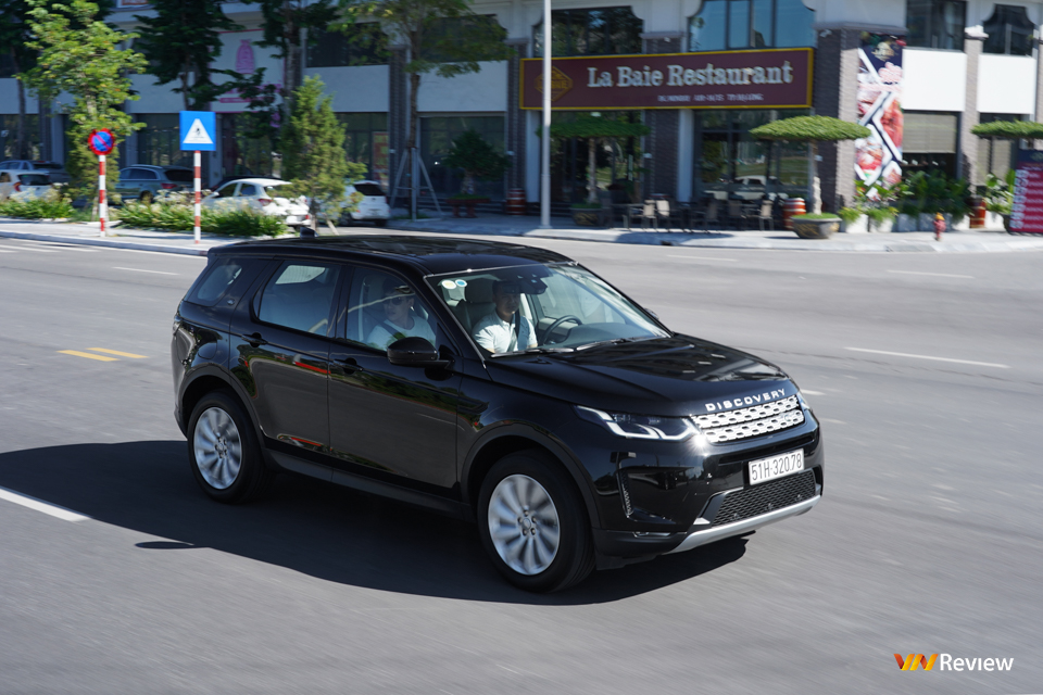 Trải nghiệm Land Rover Discovery Sport: Đắt xắt ra miếng