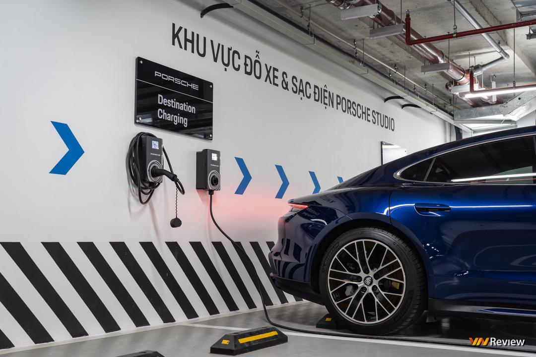 Khám phá trạm sạc xe điện tại Porsche Studio Hà Nội