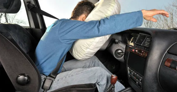 thumbnail - Thử nghiệm va chạm khi người ngồi trong xe không thắt dây an toàn