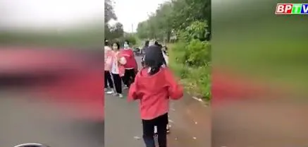 thumbnail - Video nhóm học sinh nữ đánh hội đồng hai nữ sinh dã man 