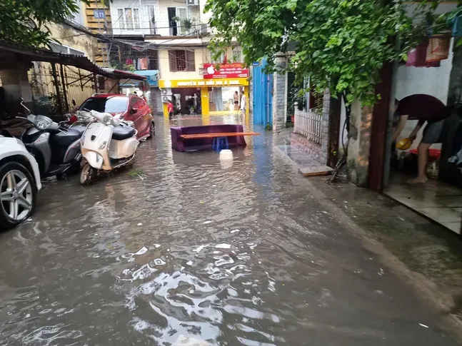 Vì sao Hà Nội liên tục ngập lụt?
