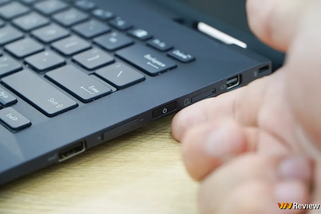 Trải nghiệm Asus ExpertBook B7 Flip: laptop doanh nghiệp trang bị “tận răng” từ 5G, xoay gập 360 độ, chống nhìn trộm