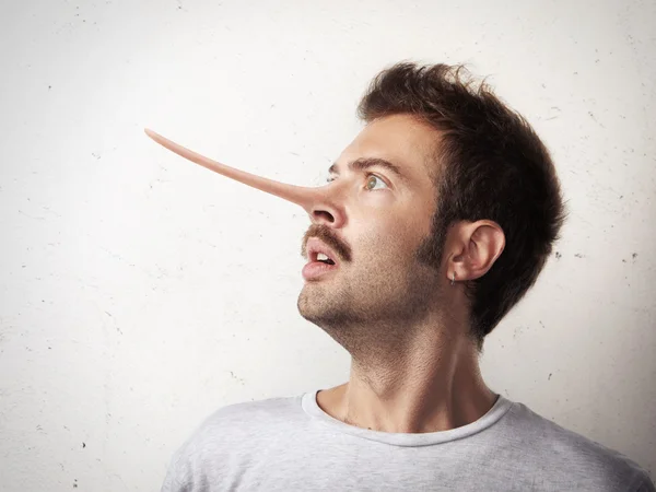 5 bí quyết giúp bạn bắt bài đối phương đang nói dối 