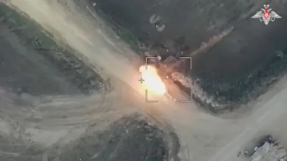 thumbnail - Video máy bay không người lái Kamikaze tấn công trực diện xe tăng, pháo tự hành Ukraine