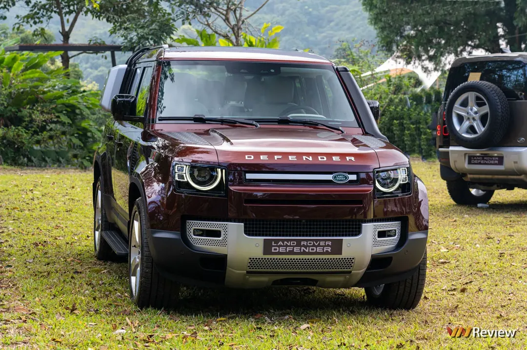 Cận cảnh Land Rover Defender 130: Xe địa hình hạng sang với 8 chỗ ngồi