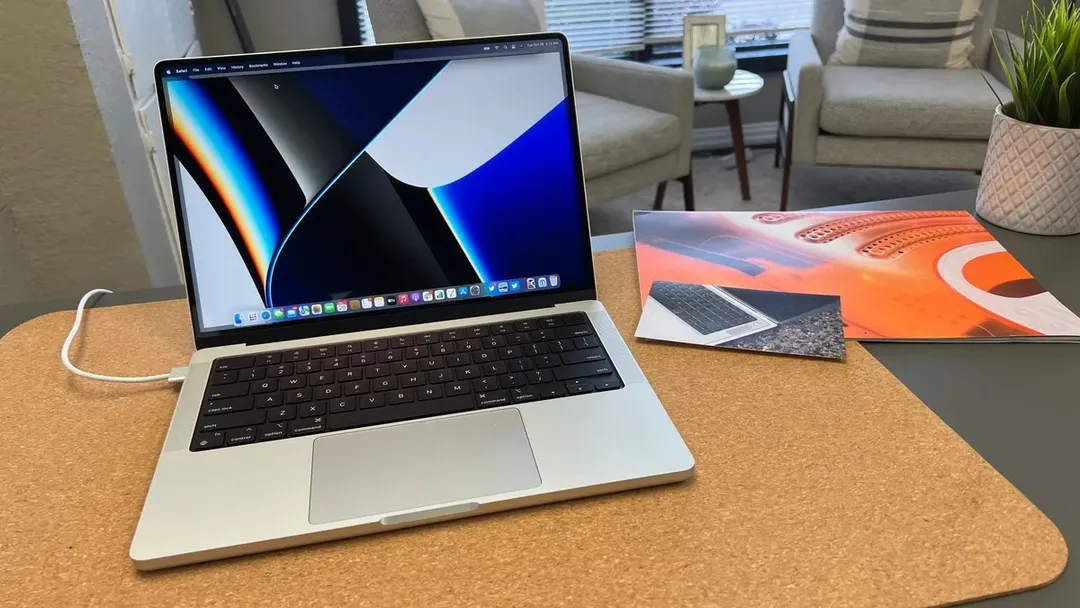 MacBook Pro 14 inch xả hàng, giá giảm 11 triệu đồng