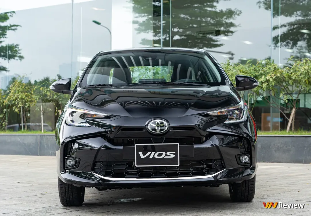 Toyota Vios 2023 lộ diện tại đại lý: Bổ sung lẫy chuyển số, gói an toàn TSS