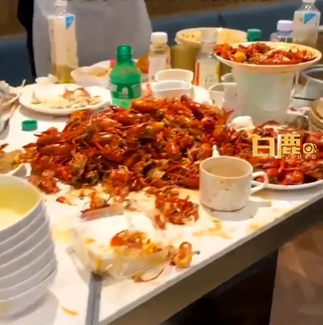 7 người ăn hết 300 con cua, 80 chén chè, 50 hộp sầu riêng và nhiều tôm cá, dân mạng Trung Quốc chia phe tranh cãi dữ dội