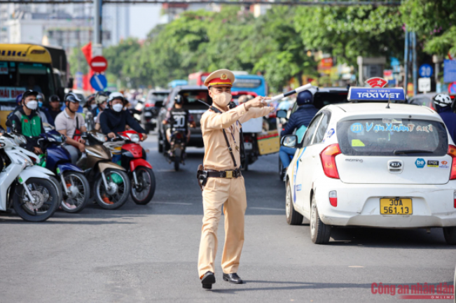 Kỳ thi vào 10 Hà Nội 2023 bắt đầu, căng như dây đàn khi tỉ lệ chọi vào trường công quá cao