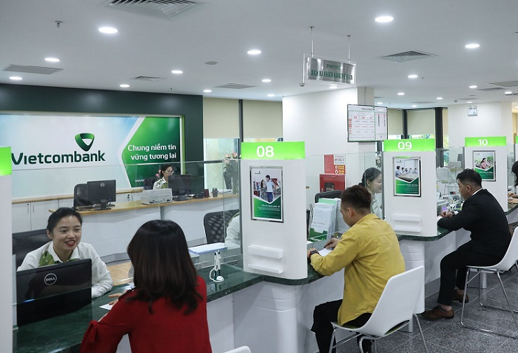 "Ông lớn" Vietcombank bất ngờ tăng phí hàng loạt dịch vụ thẻ