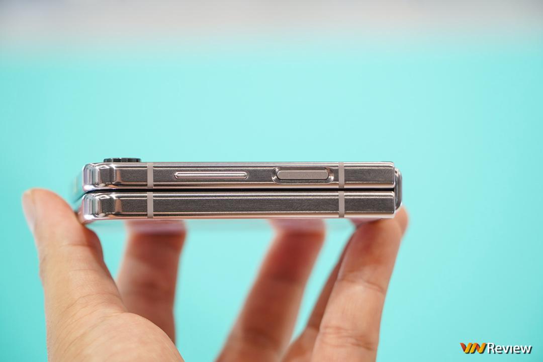 Trên tay Samsung Galaxy Z Flip 5: lột xác với màn hình ngoài “siêu to khổng lồ”, gập khít hơn, mỏng gọn, mạnh mẽ hơn